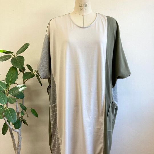 空を飛べそうな❤️ワイドバイカラービッグTシャツワンピース ベージュカーキグレー（サイズ L〜 L L ）