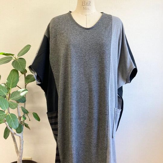空を飛べそうな❤️ワイドバイカラービッグTシャツワンピース グレー黒（サイズ L〜 L L ）