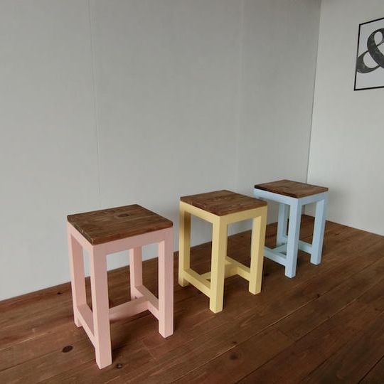 パステル色のスツール