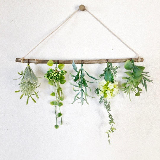 小枝とグリーンの揺れるナチュラルインテリア