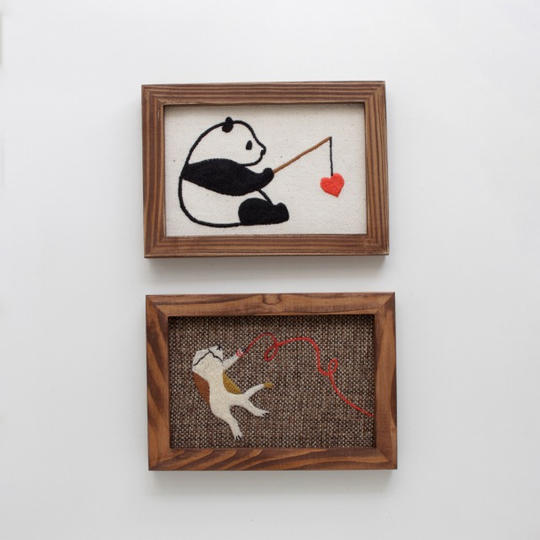 はがきサイズの刺繍絵を２つ・１４種類から選べます。