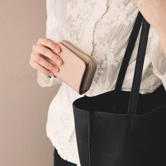 手のひらサイズにカード16枚収納のプチマルチウォレット