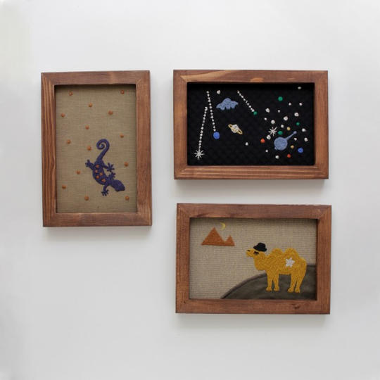 はがきサイズの刺繍絵を3つ・１４種類から選べます。