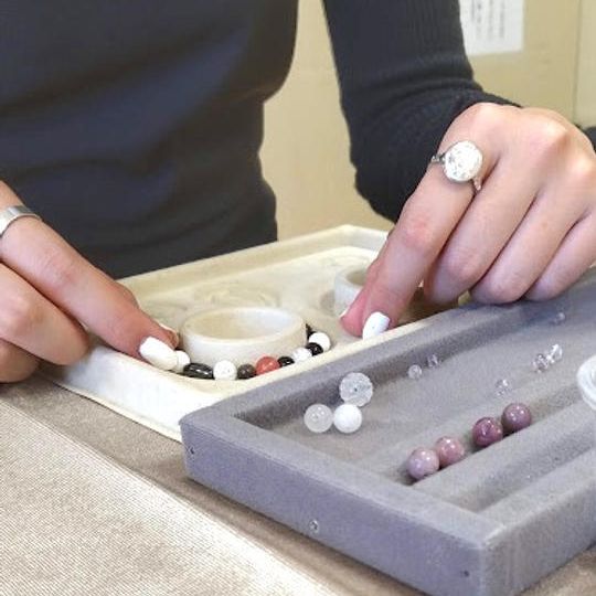 願いを聞きながらパワーストーンブレスレット制作