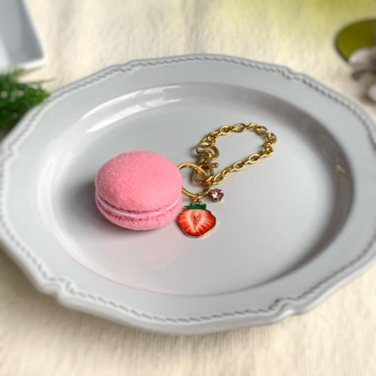 苺のマカロンのバッグチャーム