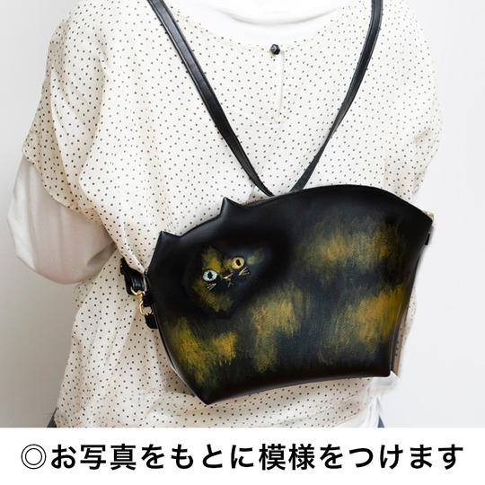 リュックにもなる！「うちの子模様の猫のクラッチポシェット3way」黒レザー