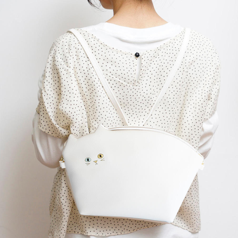 リュックにもなる！「猫のクラッチポシェット3way」白「オッドアイ