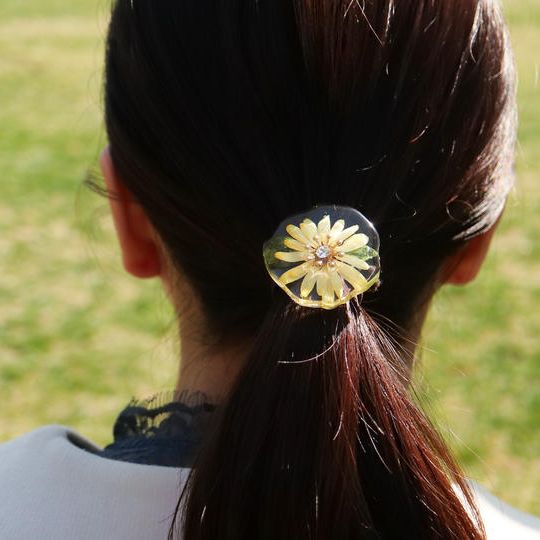 マーガレットのブローチ／ヘアゴム　～花言葉：信頼、心に秘めた愛～