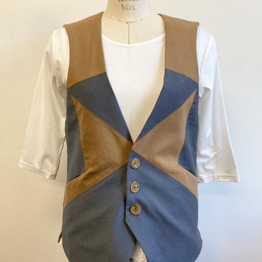 男女兼用❤️バイカラーV首ベスト キャメルグレー　裏地付き（サイズフリー　メンズ M、レディースL ）