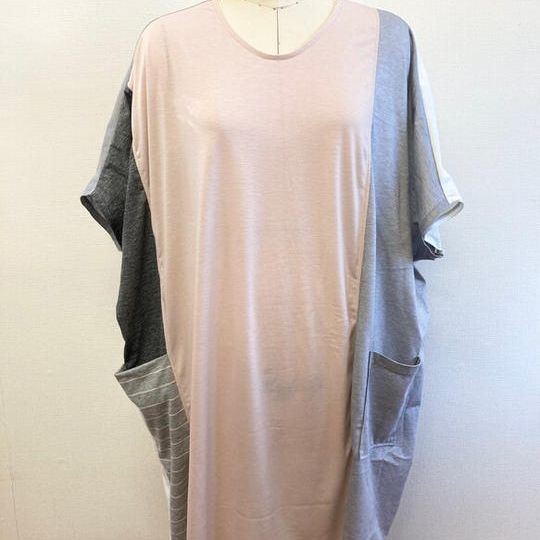 空を飛べそうな❤️ワイドバイカラービッグTシャツワンピース ピンクグレー白（サイズ L〜 L L ） 