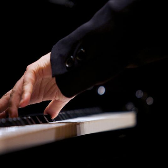 左手のピアノとの室内楽作品の作曲委嘱者として単独でお名前を残します。（世界初演委嘱パトロン制度による）