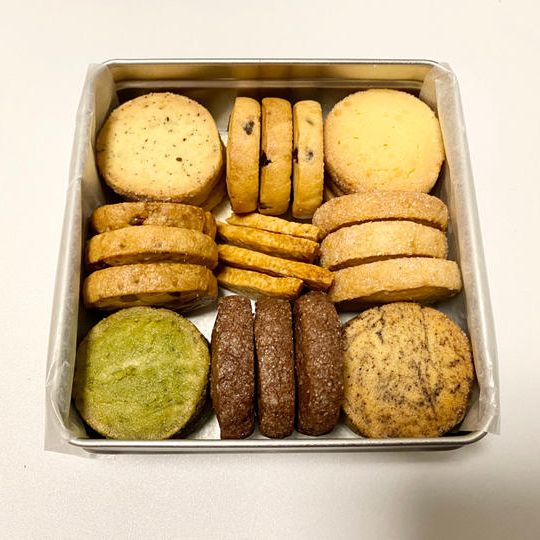 苺とピスタチオのクッキー14枚＋一番人気の宝箱クッキー缶