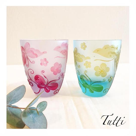 花と蝶の舞うグラス