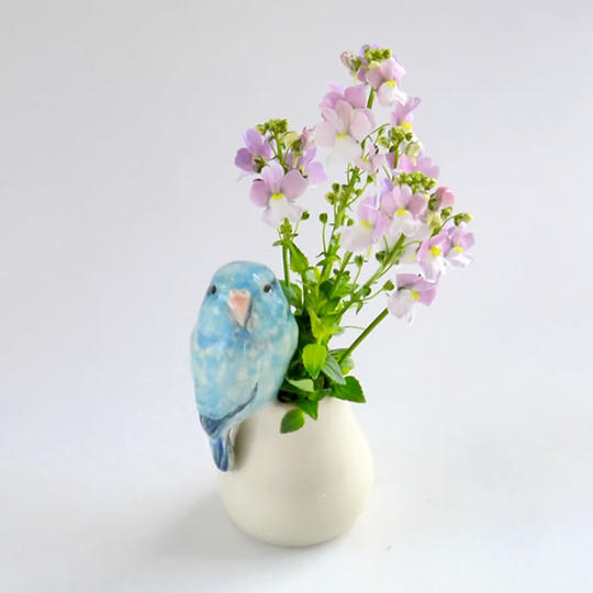 陶器の小鳥の一輪刺し　水色のマメルリハ