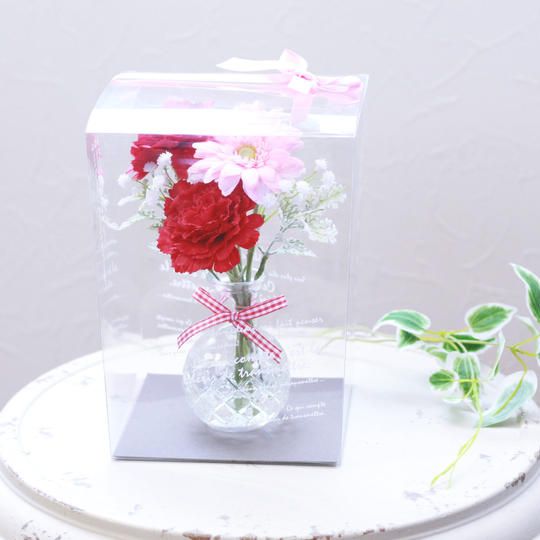 母の日限定５月末まで：枯れない「カーネーションとPinkガーベラ」水の入ったガラスアレンジ　クリアBOX入り