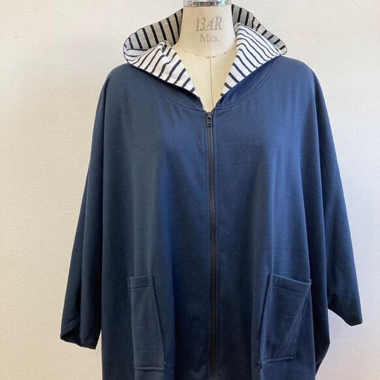 男女兼用❤️空を飛べそうなポンチョ風ドルマンBigパーカー （紺）／男女フリーＭ～ＬまたはL〜L L／受注生産 