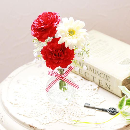 母の日限定５月末まで：枯れない「カーネーションとWhiteガーベラ」水の入ったガラスアレンジ