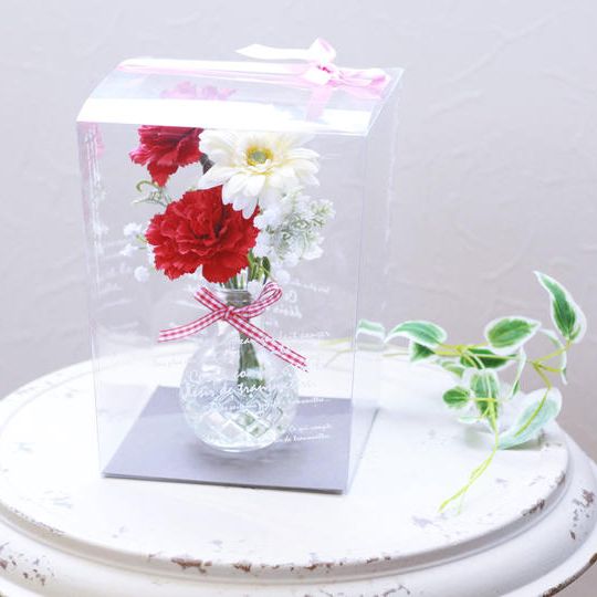 母の日限定５月末まで：枯れない「カーネーションとWhiteガーベラ」水の入ったガラスアレンジ　クリアBOX入り