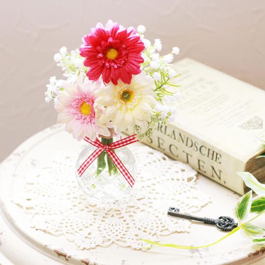 枯れない「３色のガーベラとグリーン」水の入ったガラスアレンジ