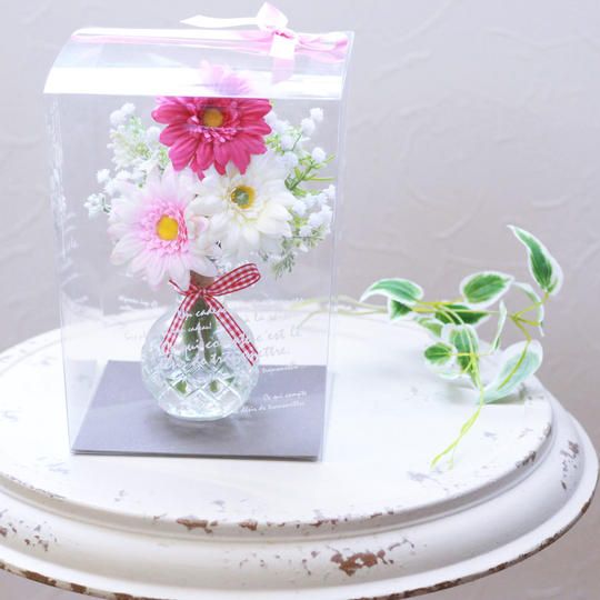 枯れない「３色のガーベラとグリーン」水の入ったガラスアレンジ　クリアBOX入