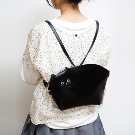 リュックにもなる！「猫のクラッチポシェット3way」黒「オッドアイ」