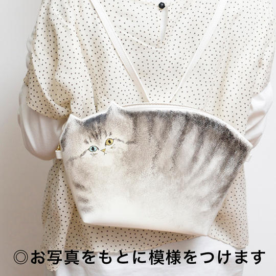 リュックにもなる！「うちの子模様の猫のクラッチポシェット3way」白レザー
