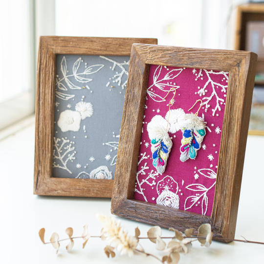 絵画のように飾れる刺繍耳飾り　《額面のカラーをお選び頂けます》