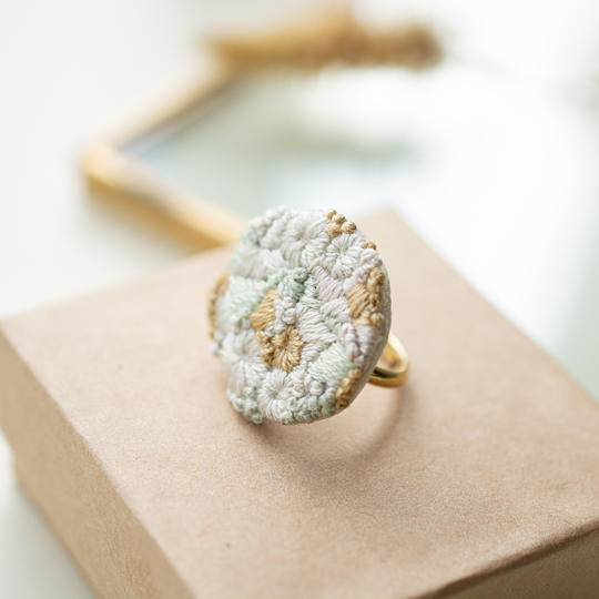 《新作》まんまる珊瑚礁の刺繍リング