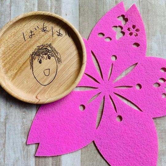 木製の小皿にお絵かき