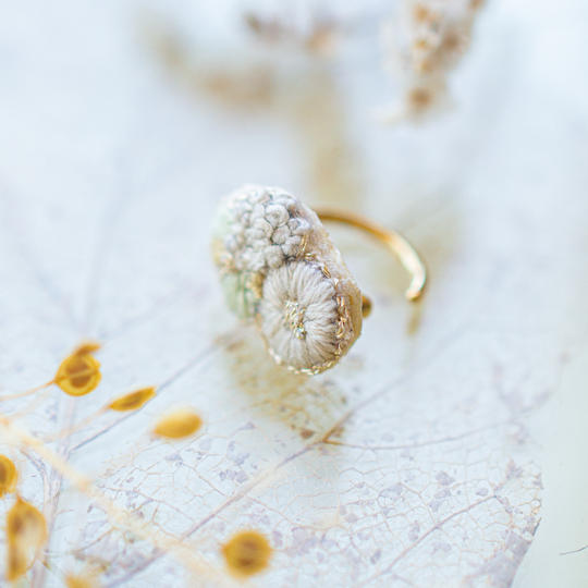 《新作》ちいさな珊瑚礁の刺繍イヤーカフ