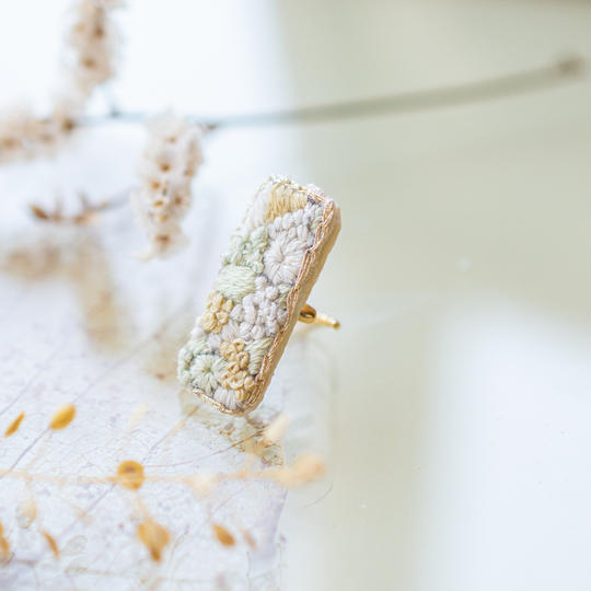 《新作》しかくい珊瑚礁の刺繍イヤーカフ