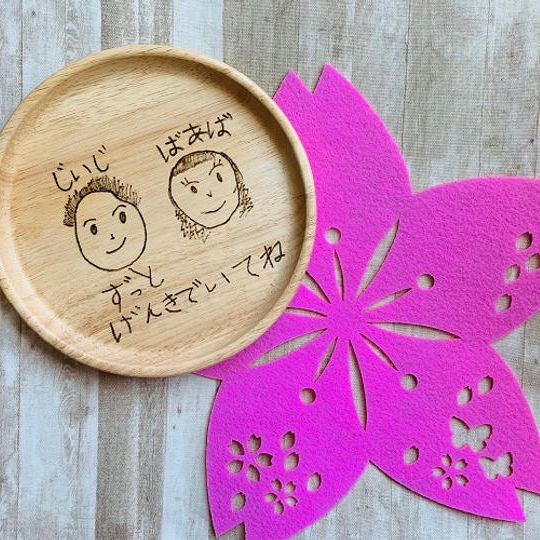 木製の大皿にお絵かき