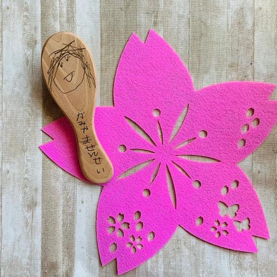 木製のヘアブラシにお絵かき