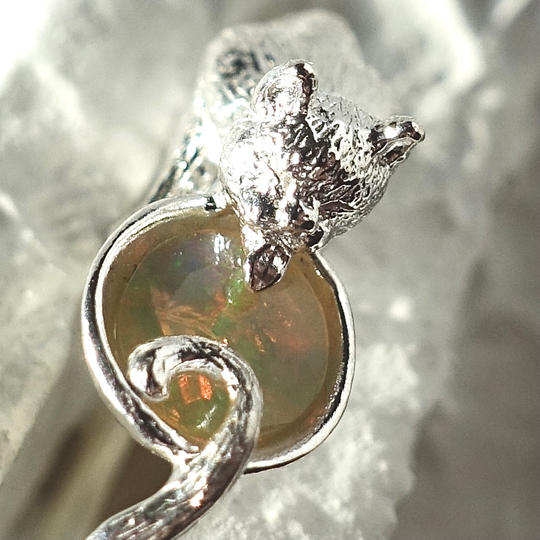 一部、保護猫団体へ寄付される飲んでいるネコのリング