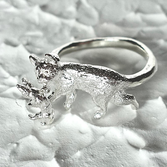 一部、保護猫団体へ寄付される子猫をくわえているネコのリング