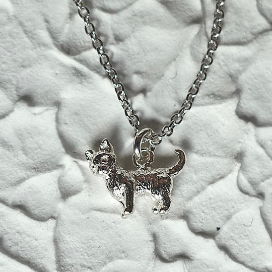 一部、保護猫団体へ寄付される子猫のペンダントネックレス