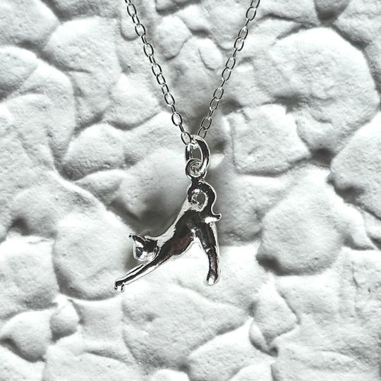 一部、保護猫団体へ寄付される伸びしている猫のペンダントネックレス