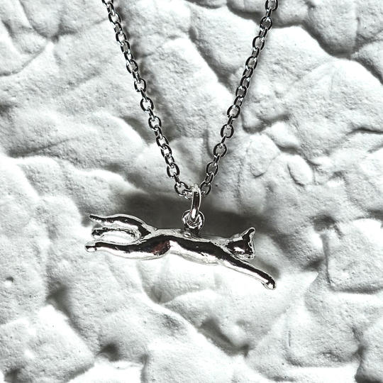 一部、保護猫団体へ寄付される飛んでいる猫のペンダントネックレス