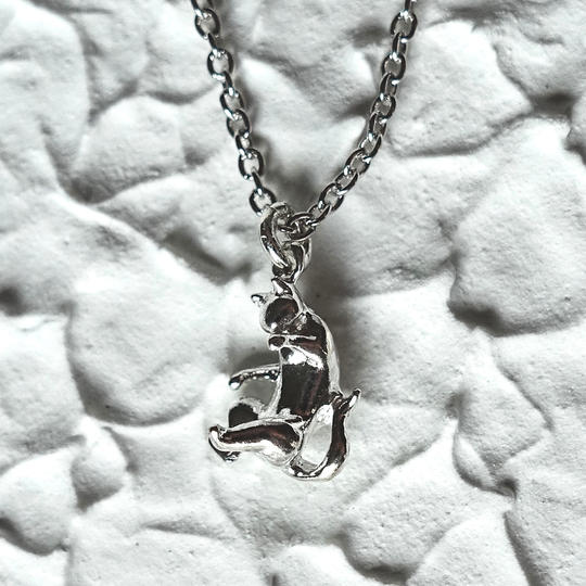 一部、保護猫団体へ寄付される手を舐めている猫のペンダントネックレス