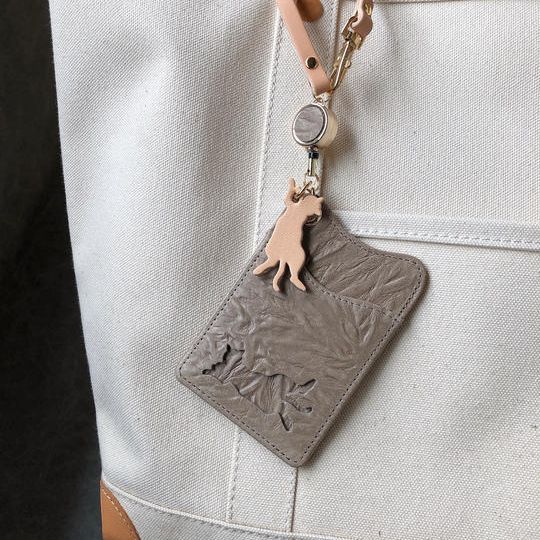  リール 付きパスケース【グレージュ】 ＋ < 保護ネコ寄付クーポン ¥400付き >