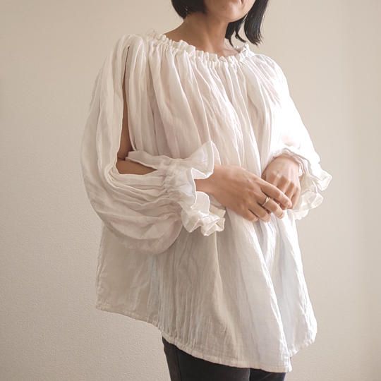①空気を纏う(まとう)服。カラダが喜ぶ、カラダに寄り添う MATOU tops I