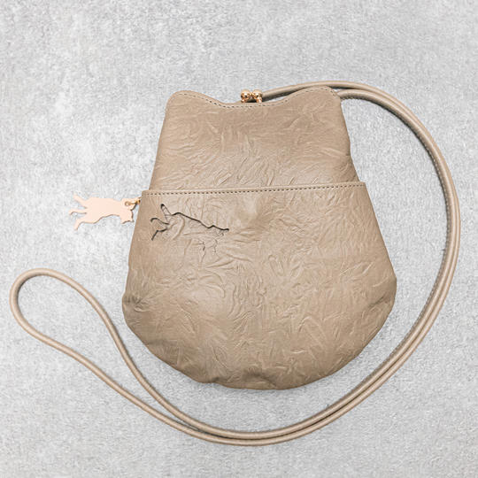 スマホポシェット 【グレージュ】 ＋ < 保護ネコ寄付クーポン ¥1,200付き >