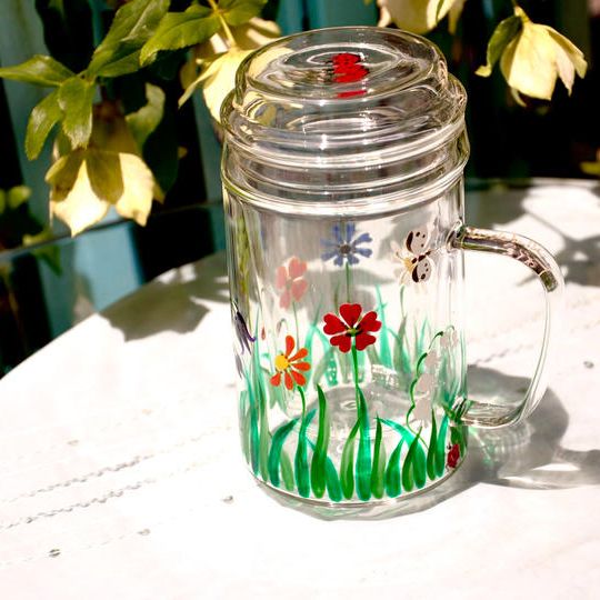 【定番作品がCreemaに登場！】筒型マグカップ　フタ、茶こし付き1個3役が“ドイツの草花”デザインでブラッシュアップ