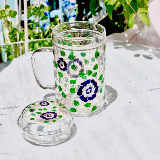 【定番作品がCreemaに！】筒型マグカップ　フタ、茶こし付き1個3役。“青いレースの薔薇”がおしゃれに登場。