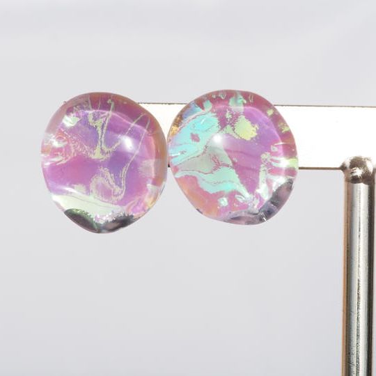 角度により様々な表情をみせる「クリアピンクピアス・イヤリング」