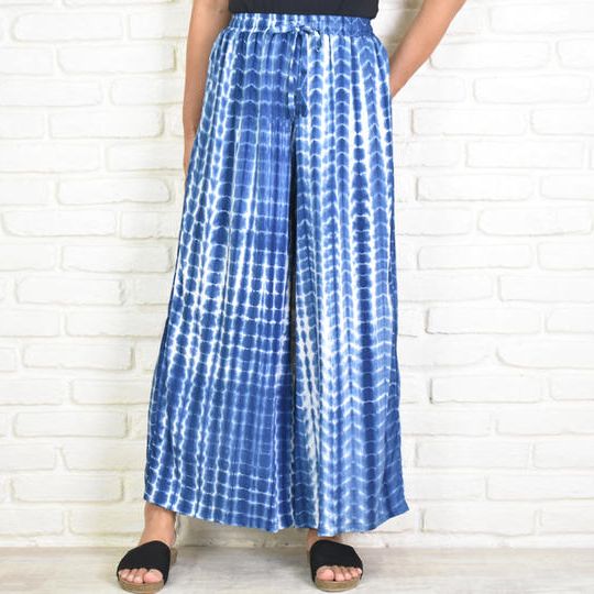 手染めのリラックスワイドフレアパンツ　タイダイ柄