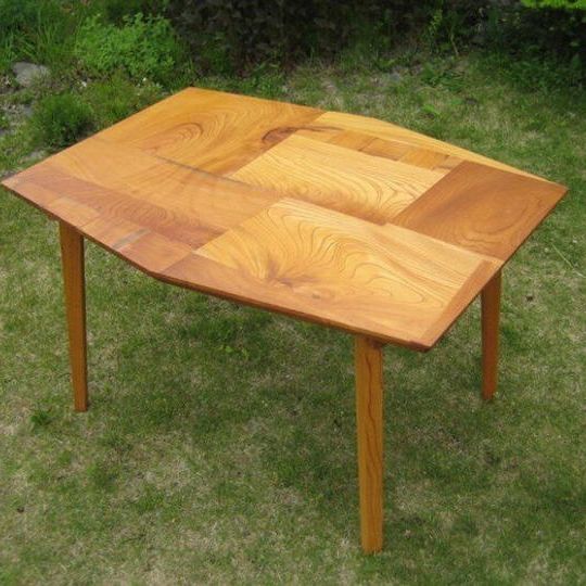 組み木のテーブル