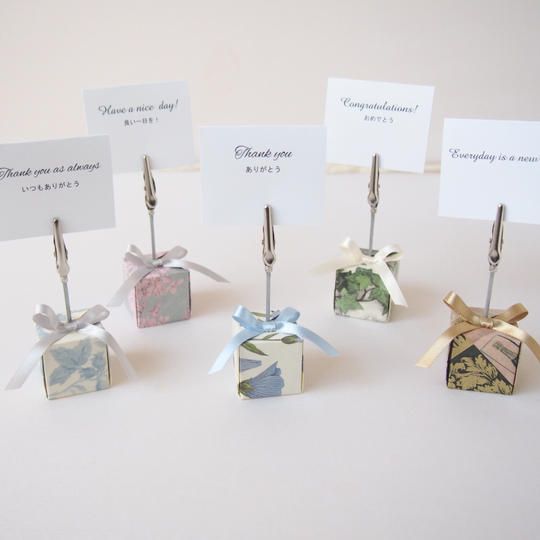 メッセージを添えたメモクリップスタンド　ラッピングボックス＆ポストカード