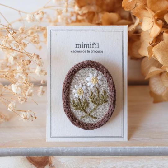 刺繍ミニブローチ〈マトリカリア〉