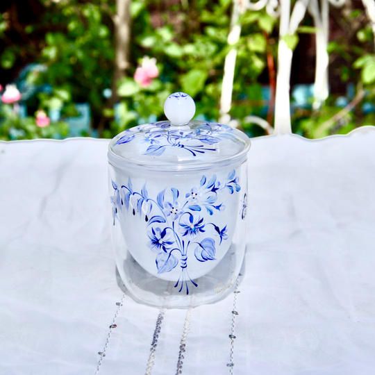 【Creemaから初登場！】便利なフタ付き耐熱二重ガラス。おしゃれな白とのツートンカラー。“ブルーブーケ”で爽やかに。